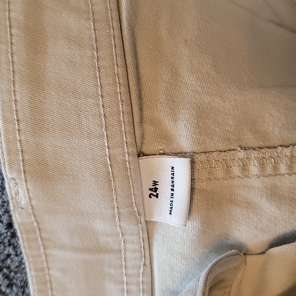 Tan Bermuda Shorts with Relaxed Style - Picture 2 of 8